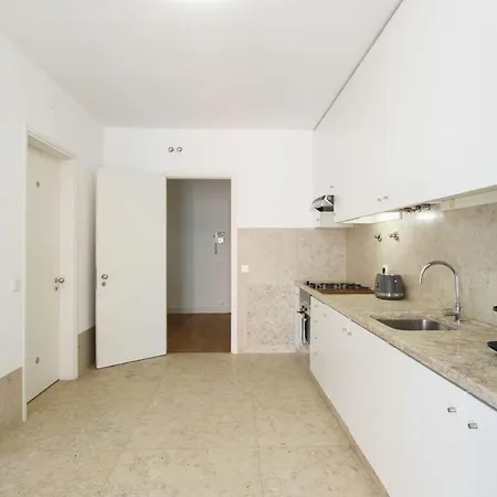 Bedooms With Shared Bathroom In In Historic Largo Do Carmo Lisboa
