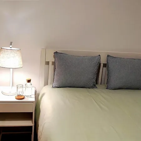 With Shared Bathrooms In Historic Camoes Square Accommodatie bij particulieren Lissabon