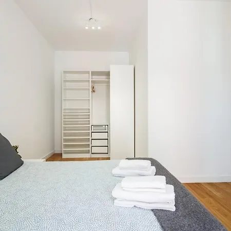 Bedooms With Shared Bathroom In In Historic Largo Do Carmo * リスボン
